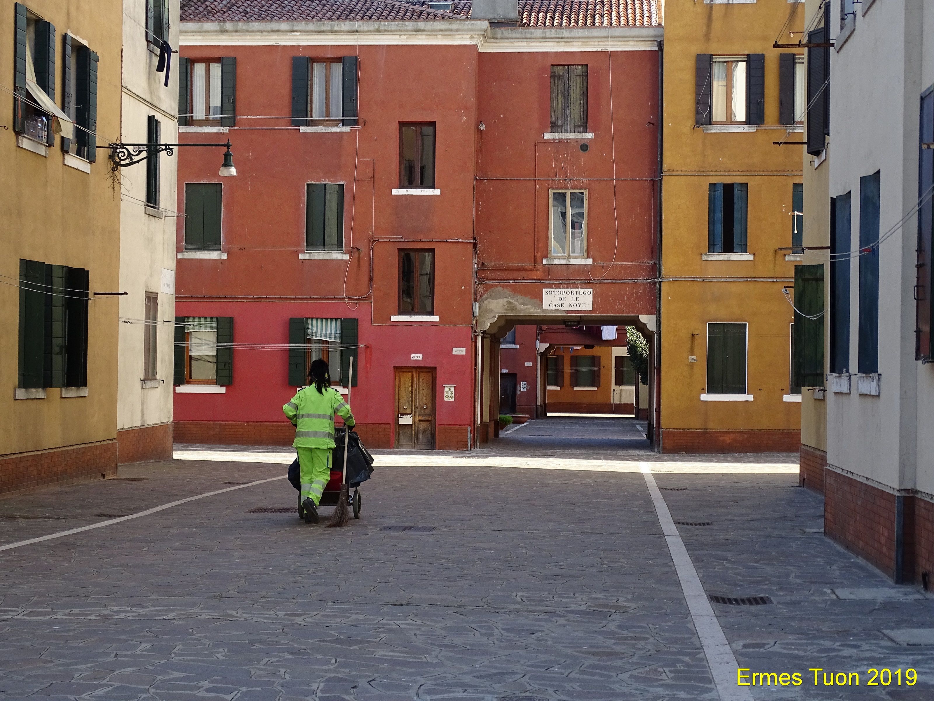 Caption: An Ecological operator cleaning the beautiful city of Venice - Local Guide  @ermest