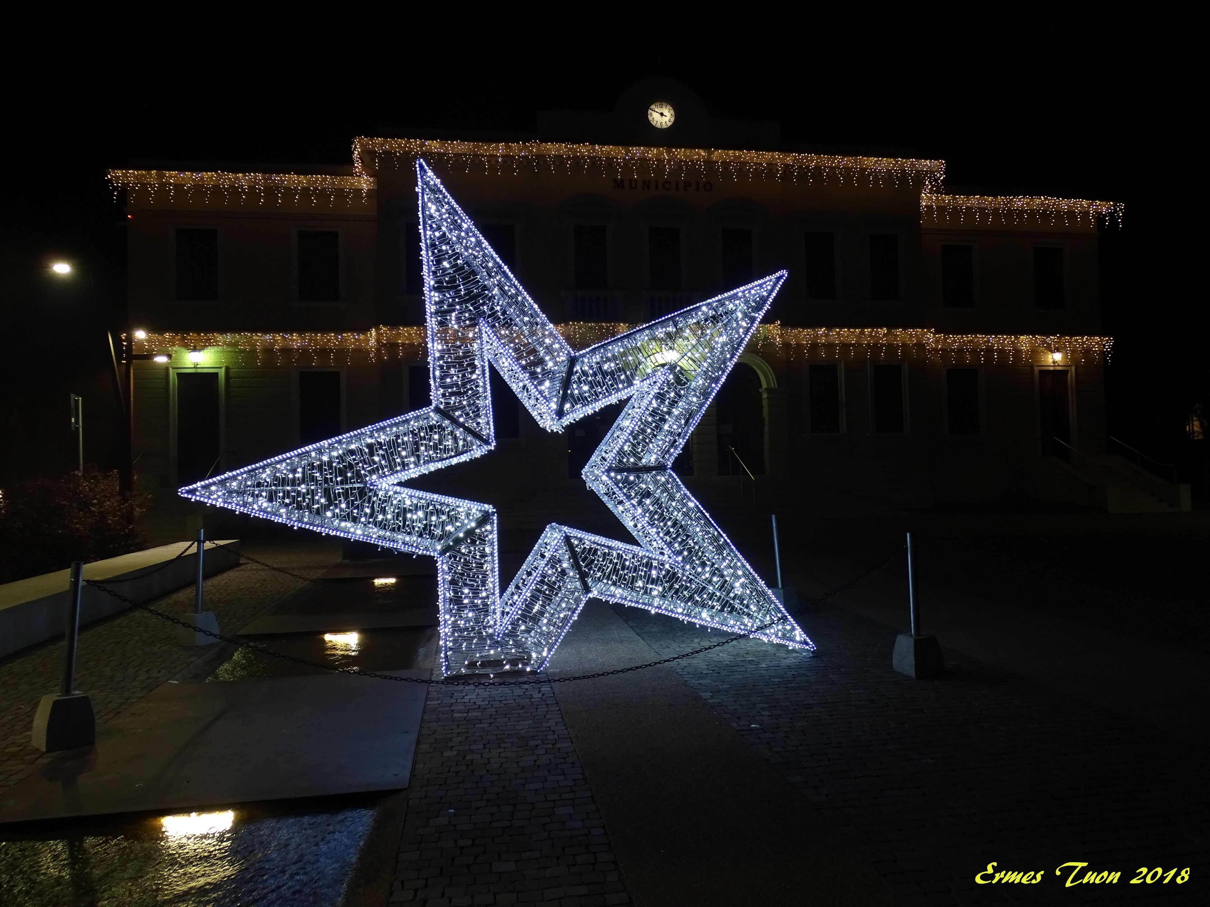 Caption: a star of lights in front of the City Hall - Local guide @ermest