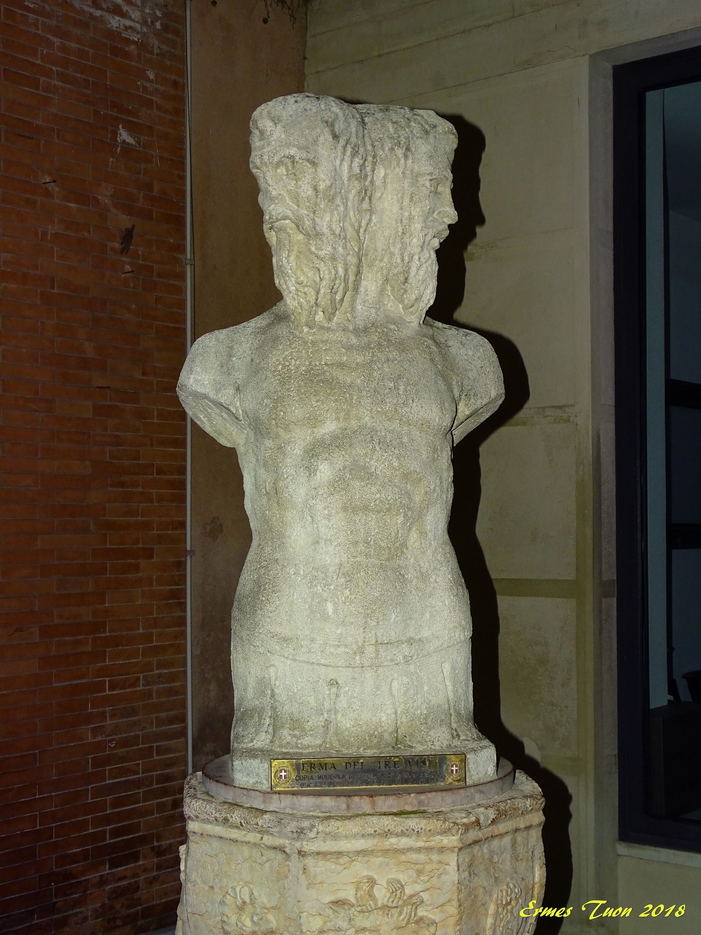 Caption - Fontana dei Tre Visi - Treviso