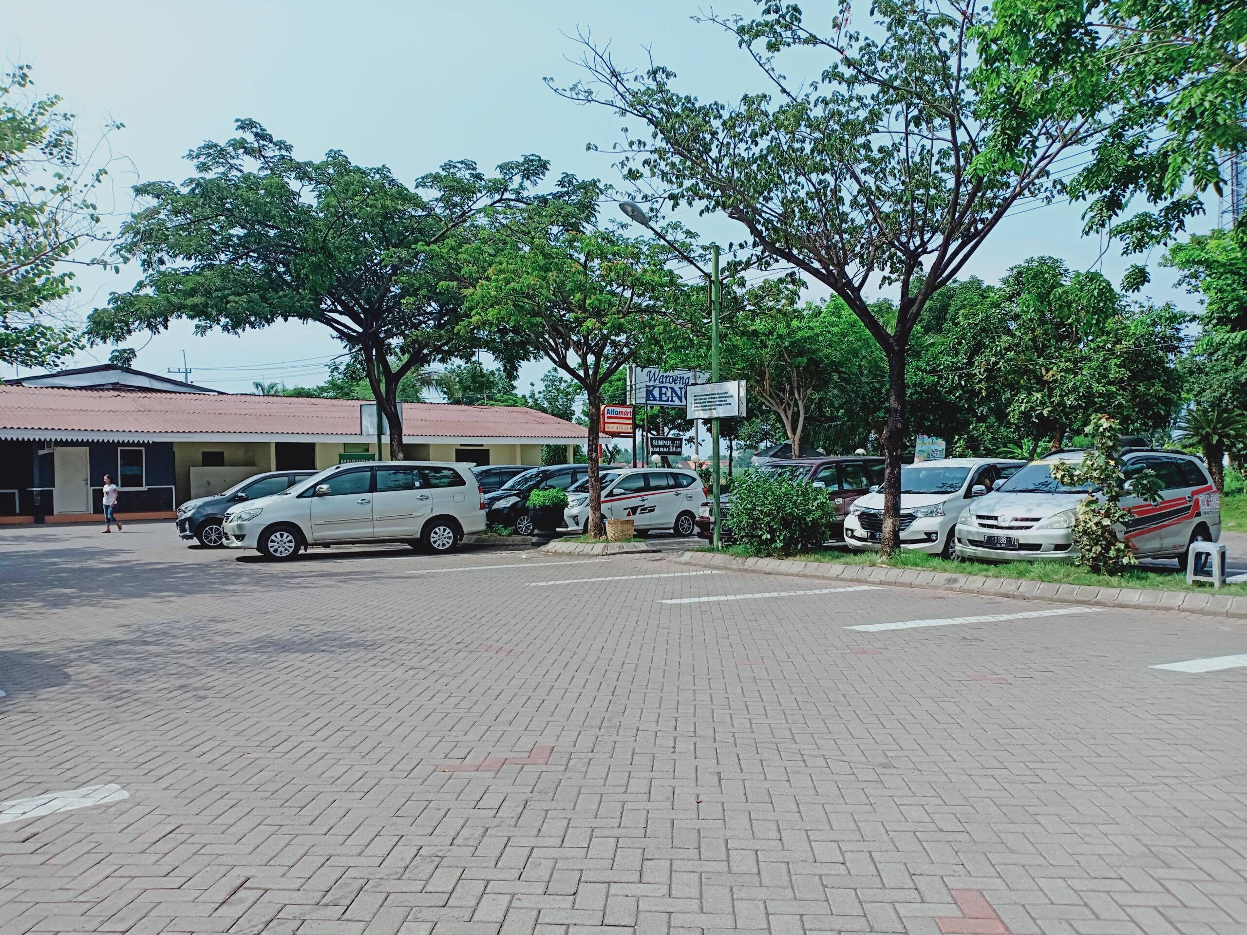 Area parkir yang luas dan mushola