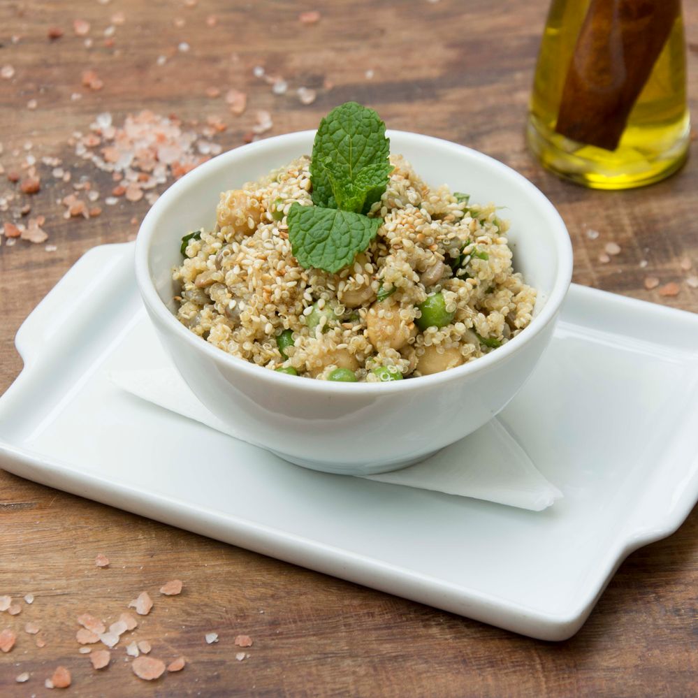 Salada de Grãos - Quinoa envolvida em grão de bico, lentilha, hortelã, gengibre, cominho, curry, gergelim e suco de limão