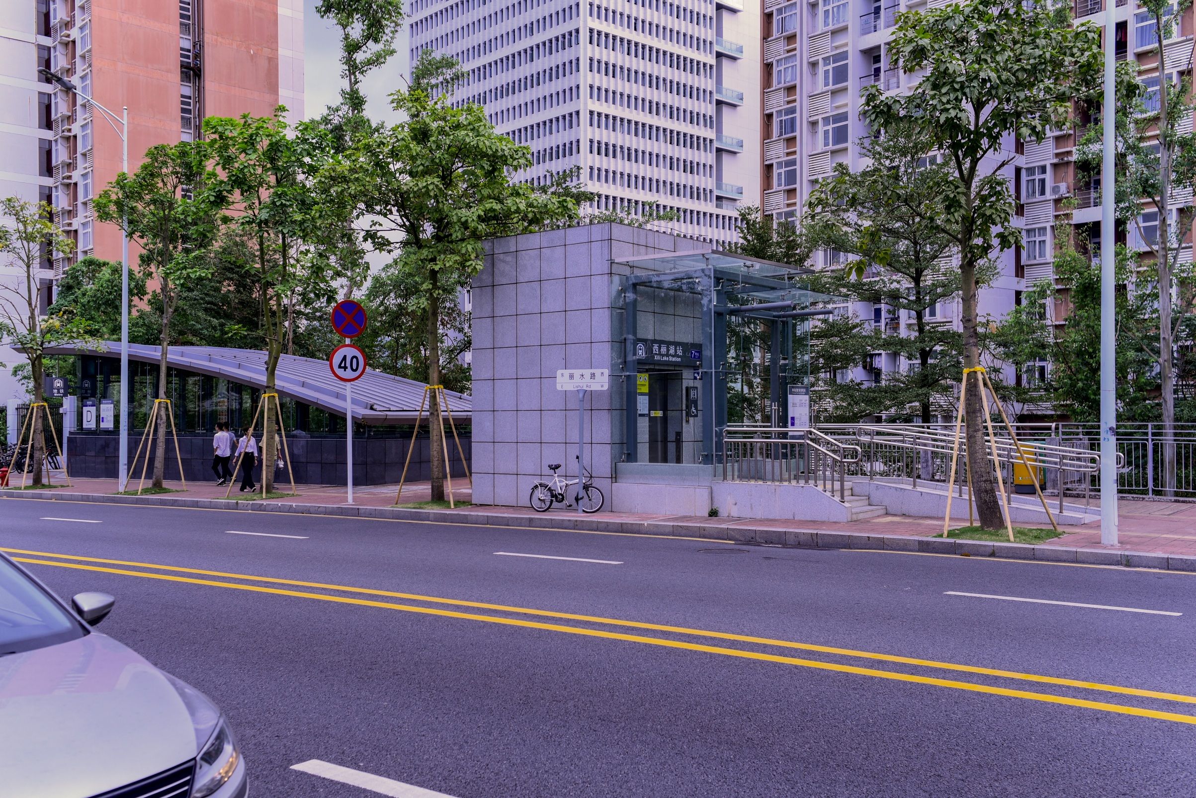 Xili Lake Metro Station, by Libra Liu. Camera Model: Nikon D750; Aperture: F5.6; Exposure: 1/125 sec; ISO: 100; Focal: 35mm. No flash, no exposure bias.