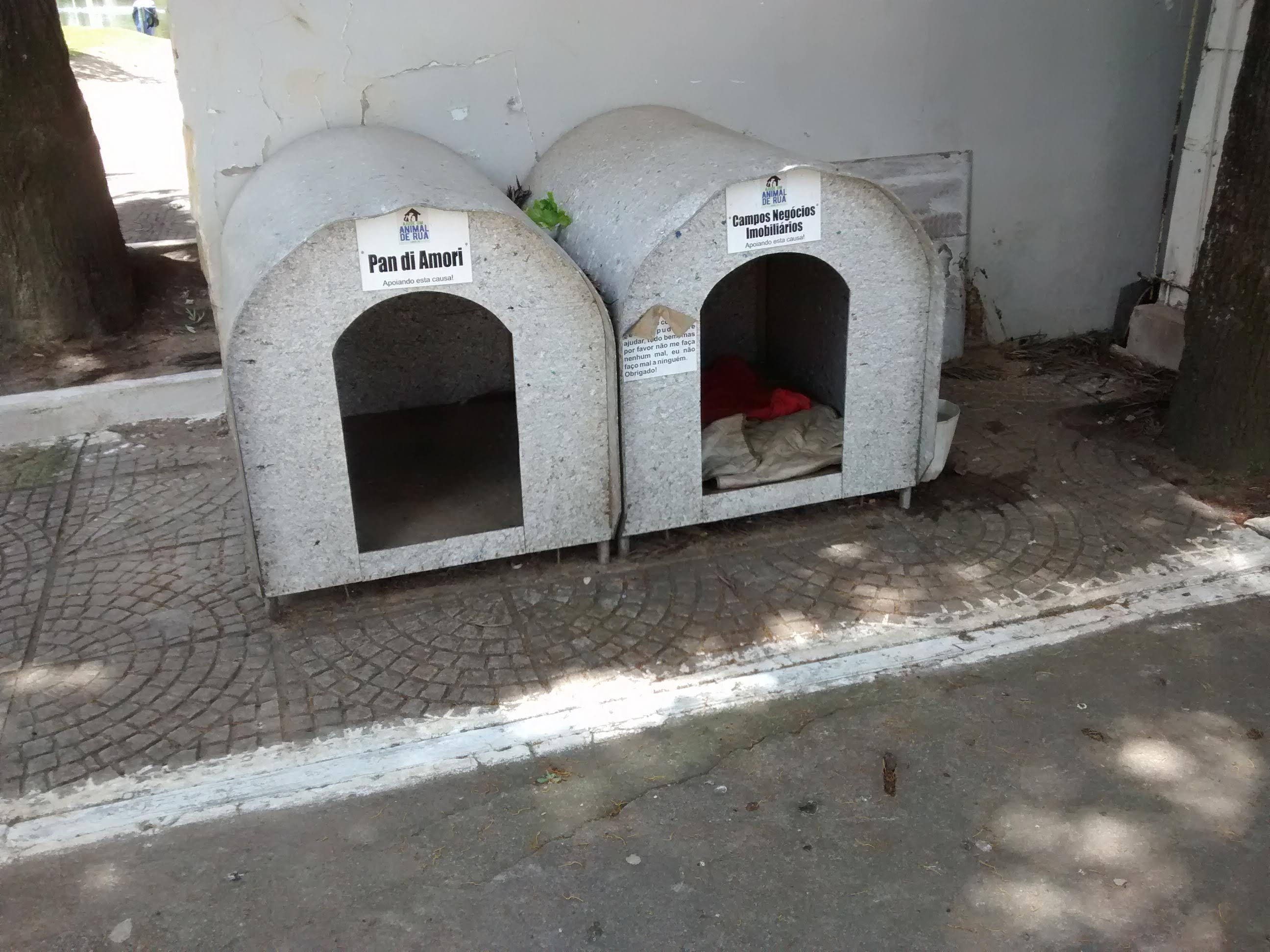 Casinhas para Animais Comunitários instaladas no Parque Jonas Ramos em Lages, Santa Catarina, Brasil