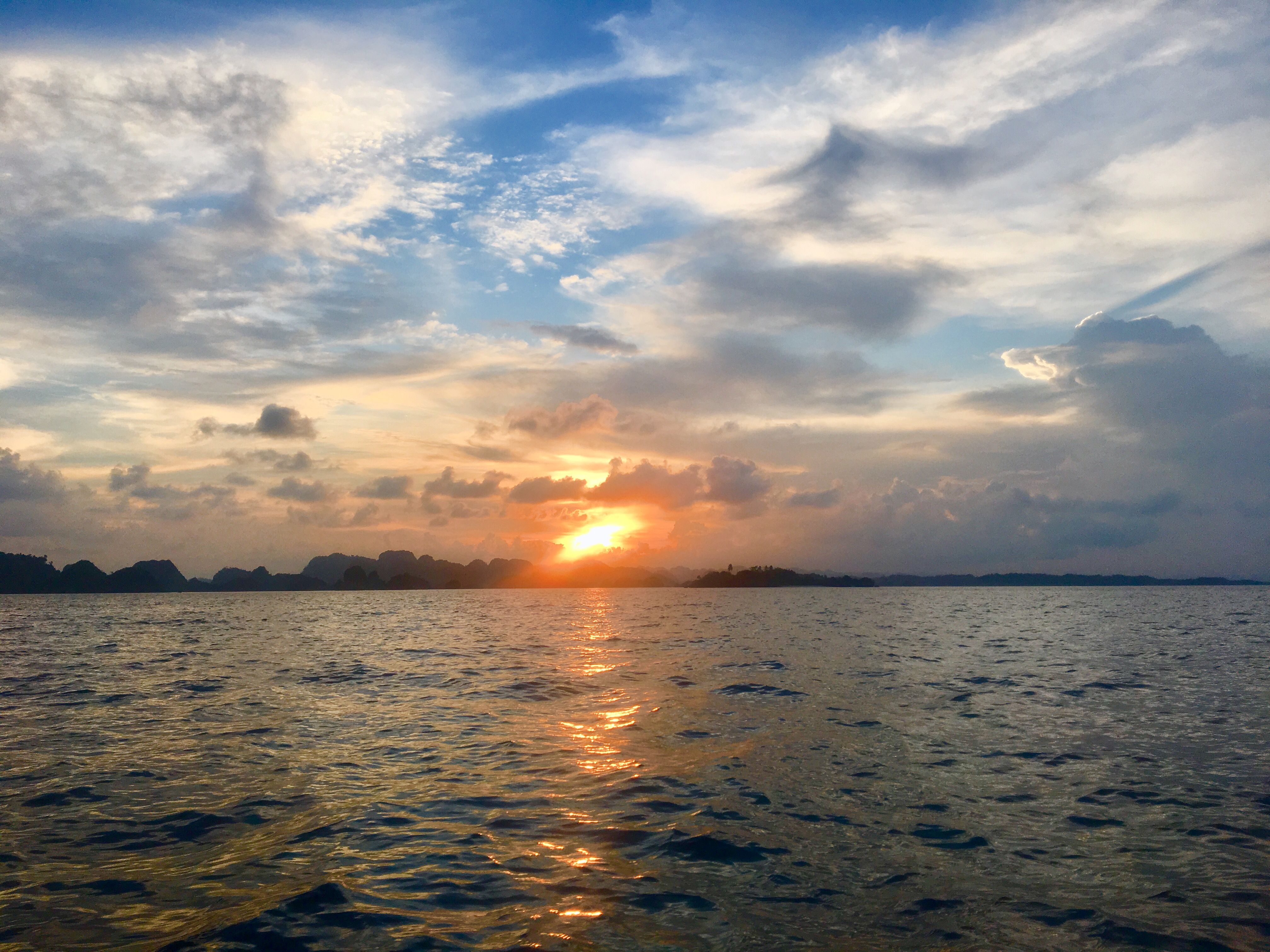 Sunrise dan sunset Balbulol Islands, Misool, Raja Ampat. West Papua. Indonesia