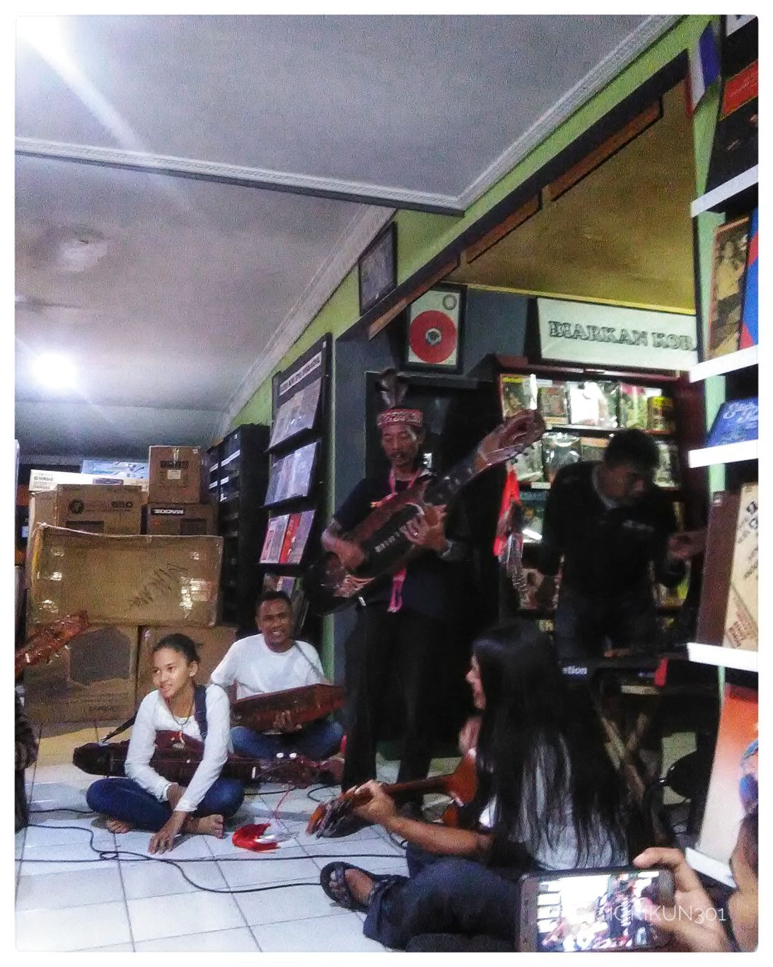 M2i Dawai's musical performance using Sapek, an ethnic musical instrument from Borneo