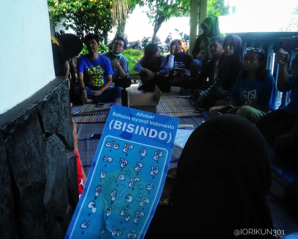 Berkomunikasi dengan bahasa isyarat Indonesia