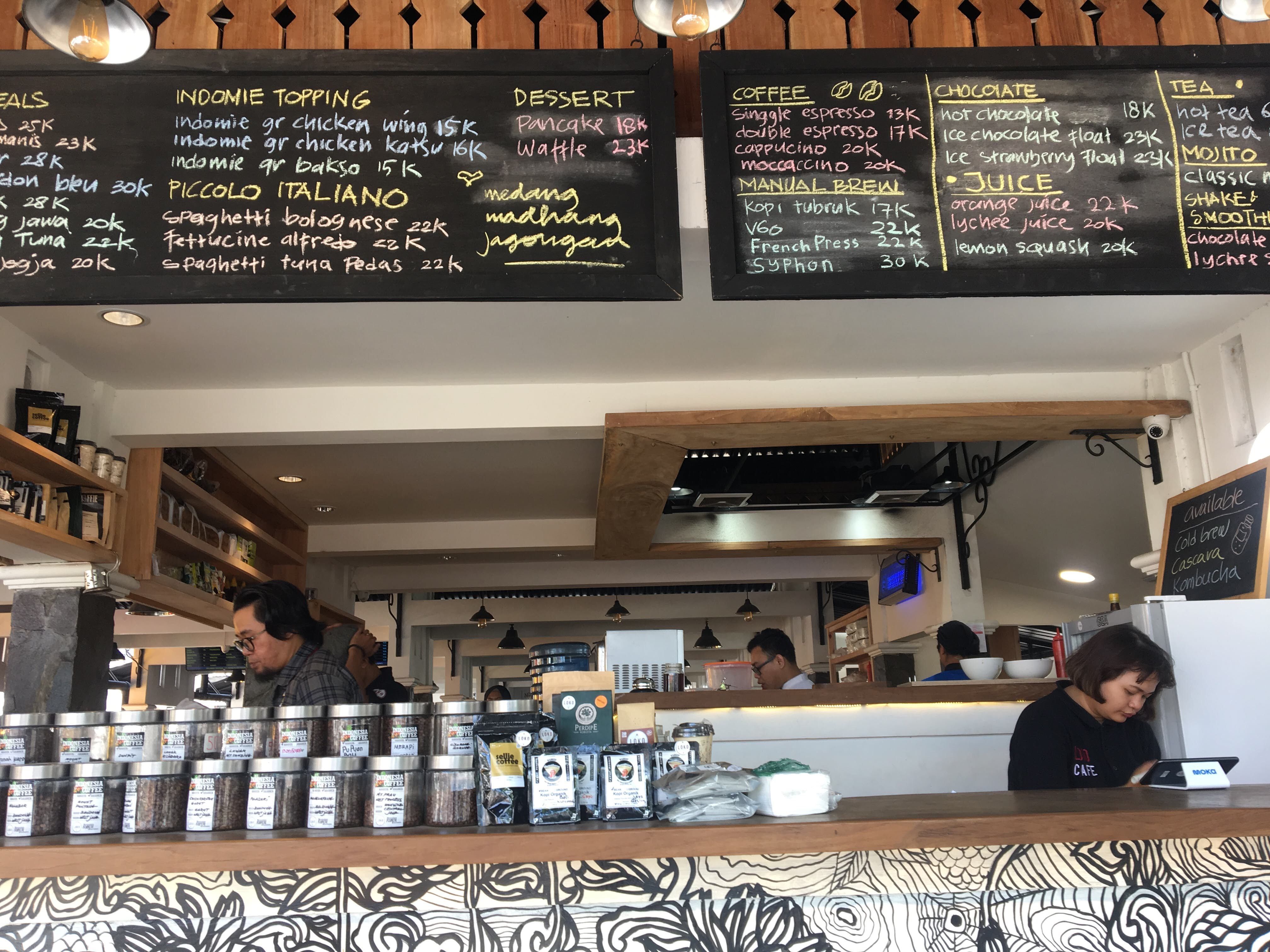 Keterangan: Beberapa jenis kopi asal Indonesia di Loko Coffe Shop. By’ Lera76