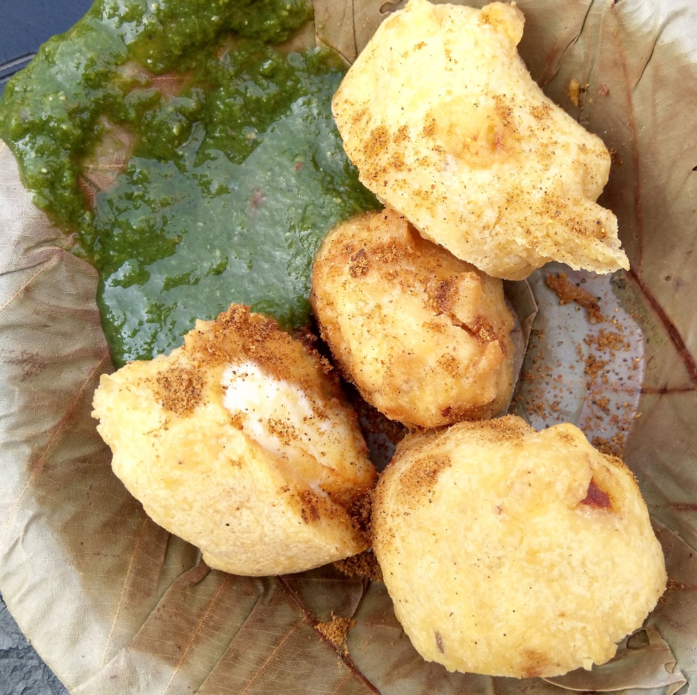 These are paneer pakoras one of my favourite, with chutney made of corriander,  green mint, chilly etc. Paneer pakoras can be made by cheese balls dipped in  gram flour paste & then deep fried. You can add salt and spices as per your taste. Visit hlthyfoodindia.blogspot.com