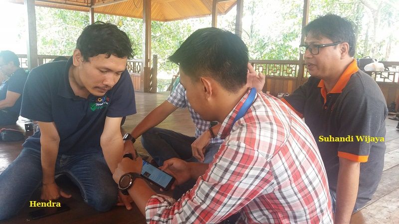 Hendra Gunawan dan Suhandi Wijaya sedang membantu Aldy untuk menghapus  duplikat Google Map Taman Wisata Matahari