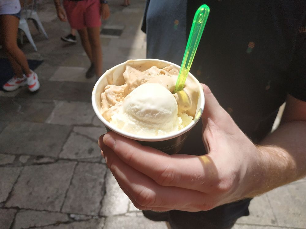 Caption: A photo of a person holding a cup with two scoops of ice cream from the Iceberg shop in Palma de Mallorca, Spain. (Local Guide Flavio Karpinscki)