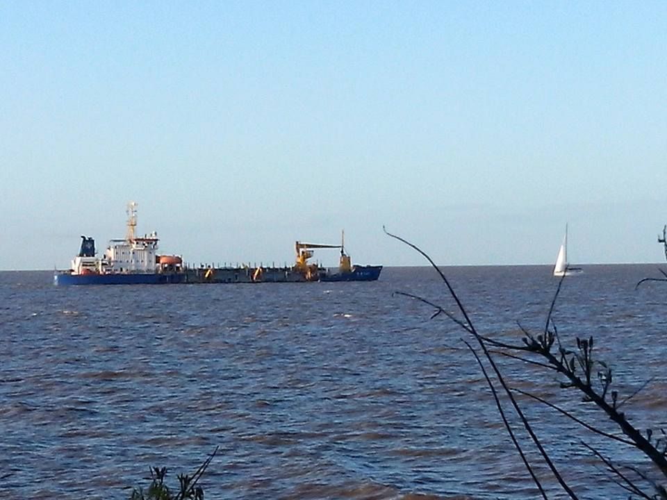 Barco carguero (trabajo) y  velero (relax), comparten el Río de La Plata