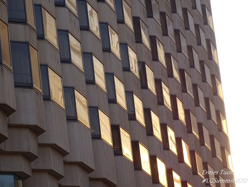 Caption - Sunset reflection on San Francisco Union Square Marriot Hotel - Local Guide @ermest