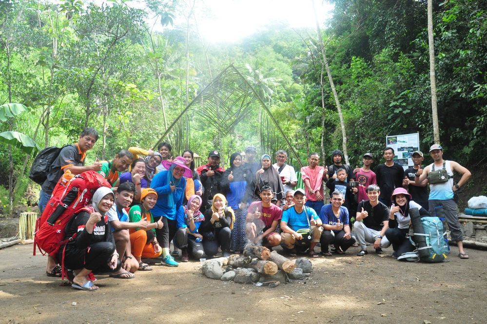 Caption: A photo of a group of Kuningan Local Guides during the Curug Bobokan Geo Walk meet-up. (Courtesy of Local Guide @br14n)