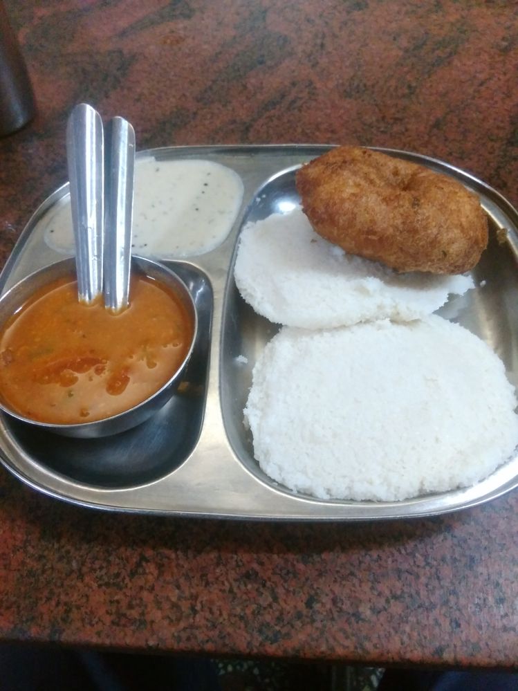 Idly, Vada with Sambar and Coconht Chutney.. It is delicious.. Isn't it?? :D