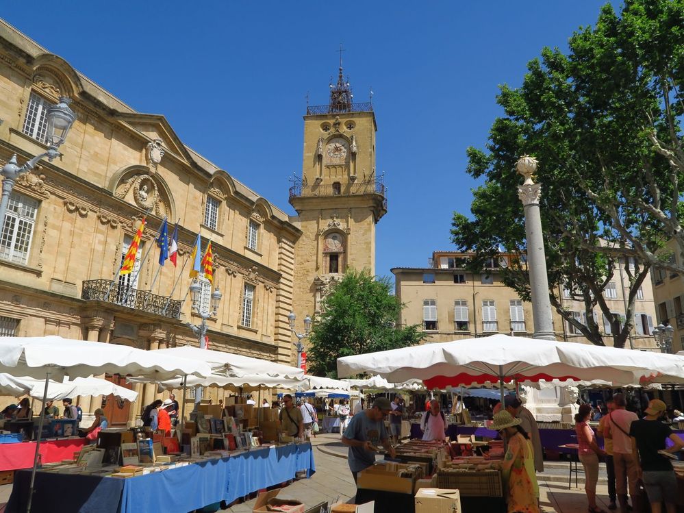 One of the squares of the market of Apt