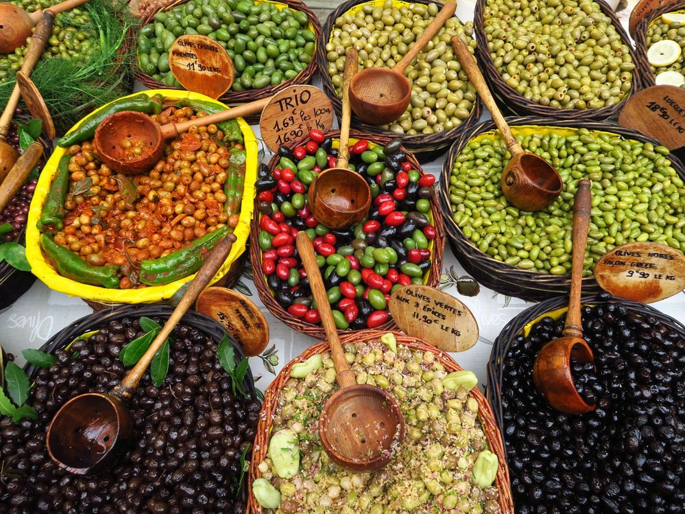 Different kinds of olives, black, green and red