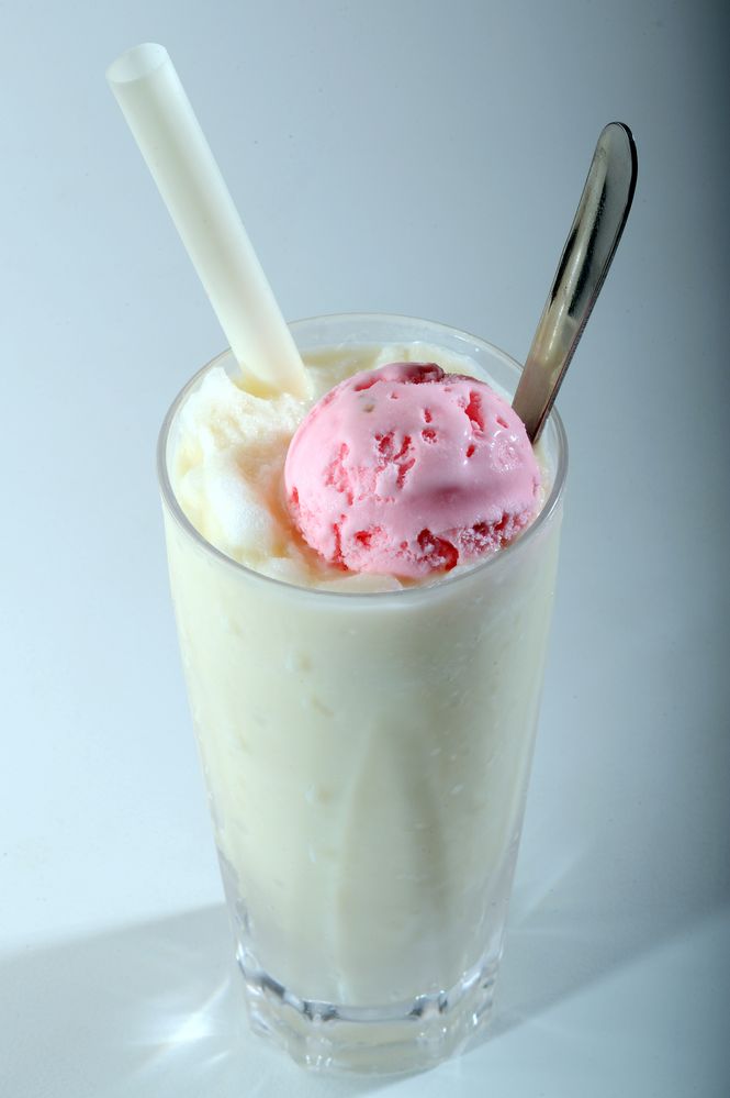Vanilla Shake with Strawberry Ice Cream