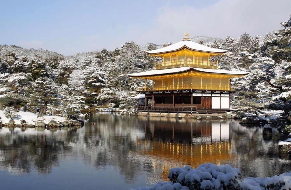Caption: A photo of the Golden Pavilion in Kyoto, Japan, covered in snow. (Local Guide マーシャル川島)