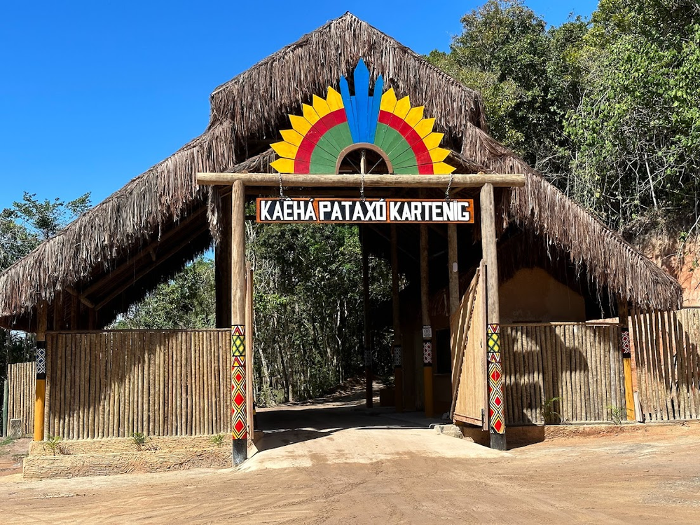 Entrada da Reserva da Jaqueira, com a inscrição em Patxohã: "Kaeha Pataxo Kartenig", que significa "Aldeia Pataxó da Jaqueira" (foto: local guide @alexandrecampbell)