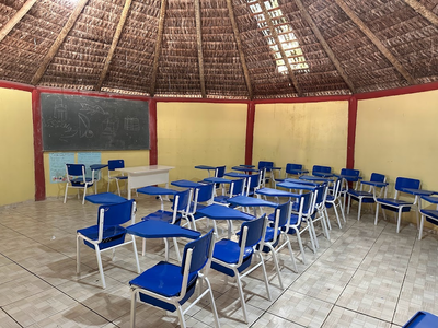 Interior de uma escola indígena pataxó, onde alunos tem aulas também no idioma patxohã.