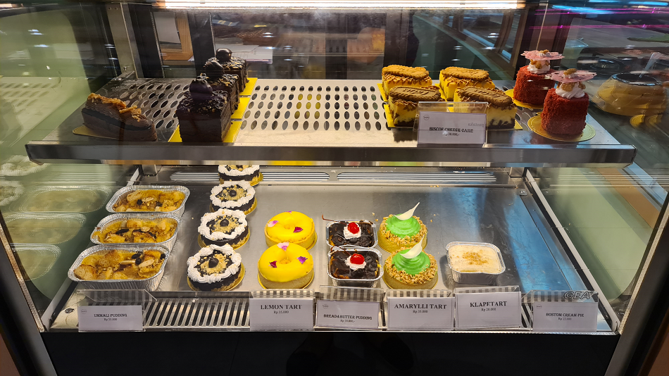 Caption : A photo of the variant cakes at Nucifera Coffee & Pastry. (Local Guide @Velvel)