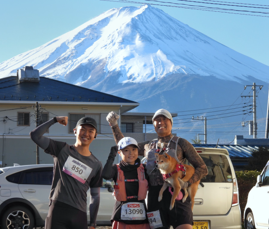 Caption: A photo of Masa and friends ready for the 2022 Fujisan Marathon, with Mt. Fuji behind them.