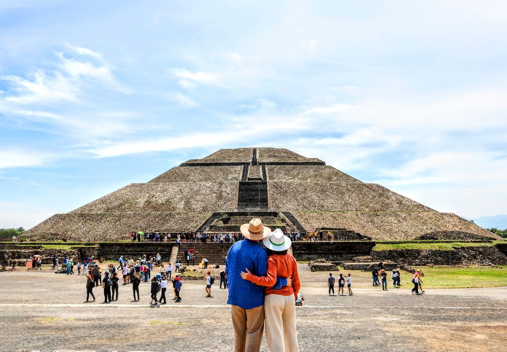 En Teotihuacan, impactados y emocionados ante tantos siglos y tanta belleza, Esther y yo capturados por el hermano @ErnestoGZamora.