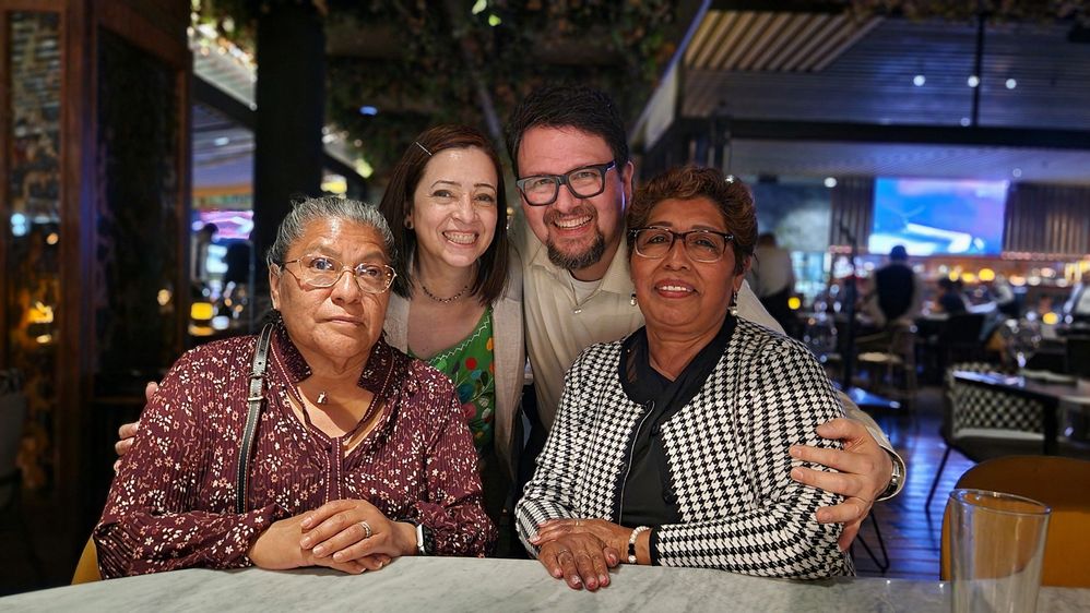Esta foto es muy significativa para Esther y para mí, nuestras queridas tías Eva y Lulú, las JEFAS del #TeamTacos en la cena despedida de lujo en PROFIRIO's Masaryk.