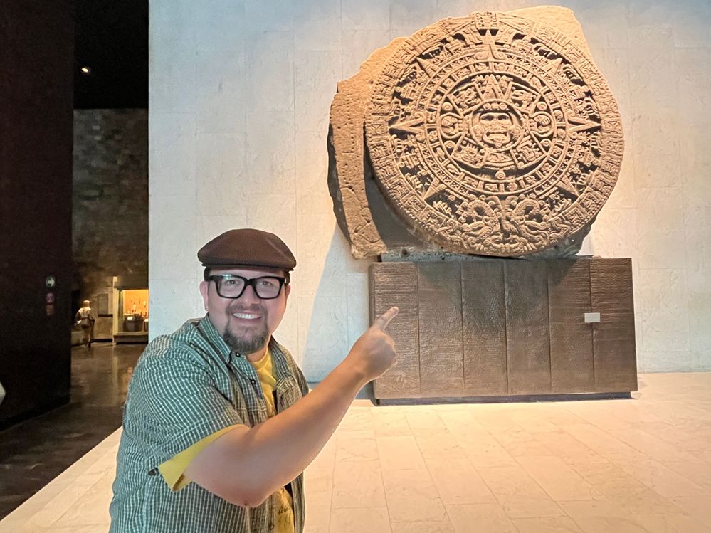 Foto con la Piedra del Sol en el Museo de Antropología, tomada por @LightRich en homenaje al gran @Farid Monti
