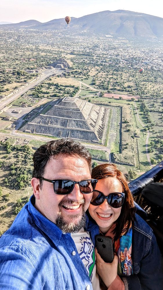 La mejor selfie del mundo con Teotihuacan de fondo montados en un globo y recibiendo el sol de la mañana.