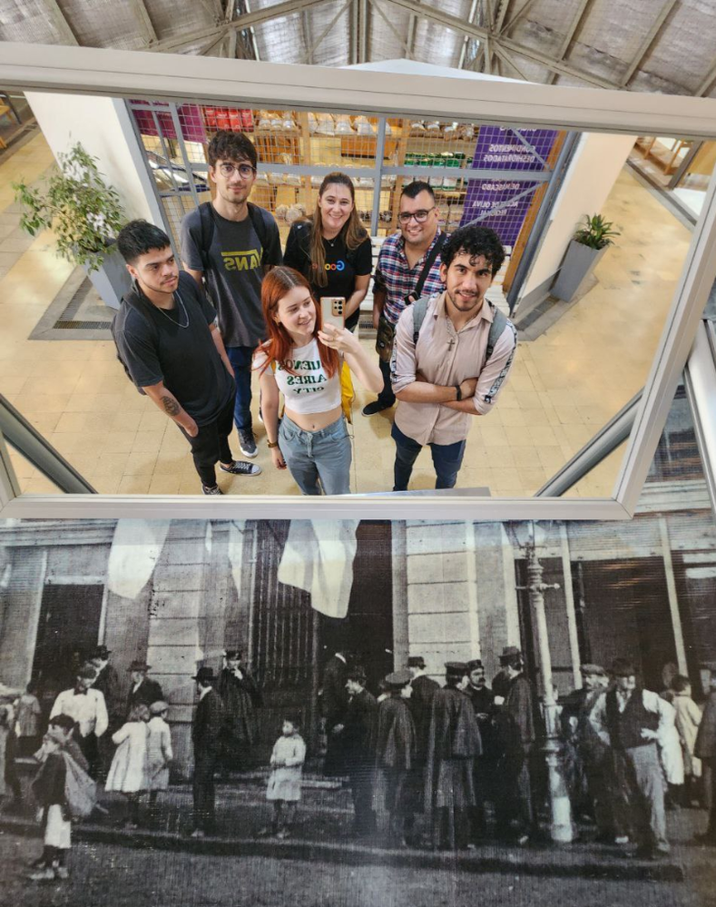 Caption: A mirror photo taken with the group, with a wallpaper below it that shows a photo of how the market looked in the past