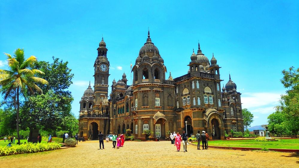 Caption: A photo of the Chhatrapati Shahu Palace showing the exterior and path that leads to it. (Local Guide @Rohan10)