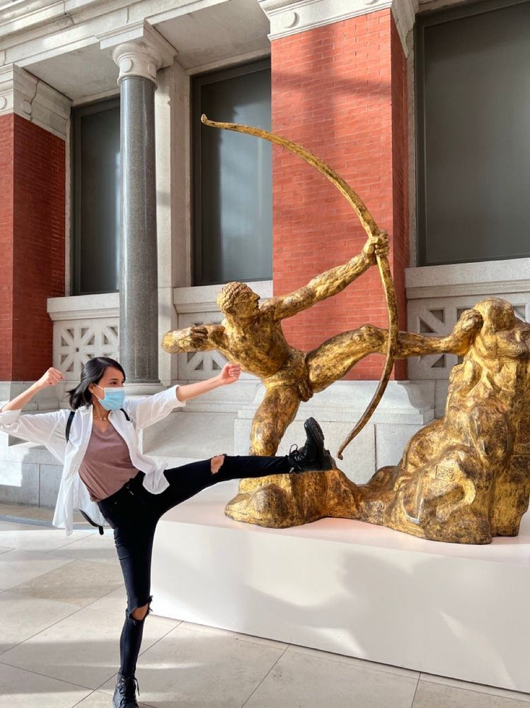 Caption: A photo of Local Guide @tutojimenez imitating the sculpture Hercules the Archer by Antoine-Emile Bourdelle at The Metropolitan Museum of Art. (Local Guide @tutojimenez)