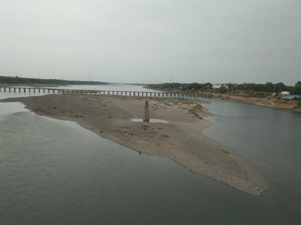 Indian Map formation between Narmada River in Khalghat. Pic clicked on Mumbai Agra National Highway No 52 bridge.