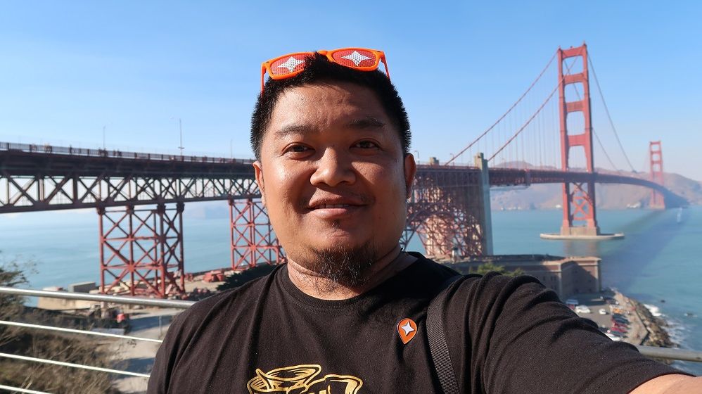 Pose dengan latar Golden Gate Bridge. Photo by Budiono