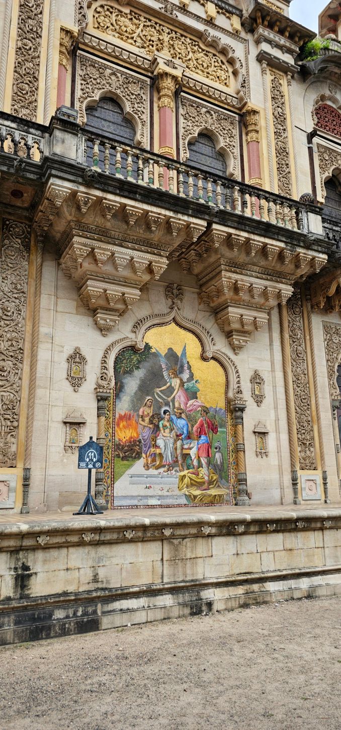A phot of the beautiful painting  on the  wall of the palace  clicked by one of our local guide