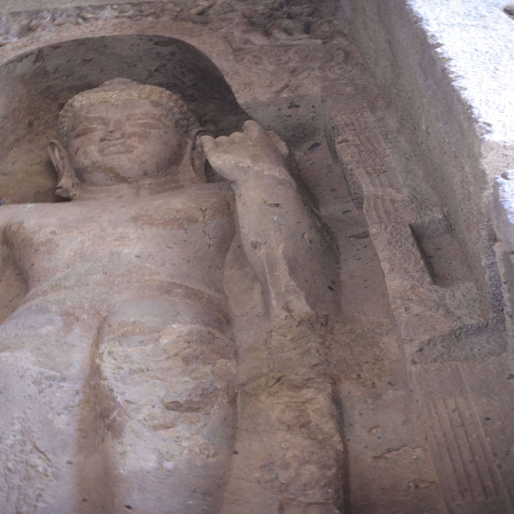 गुफा में देवी-देवताओं की मूर्तियाँ