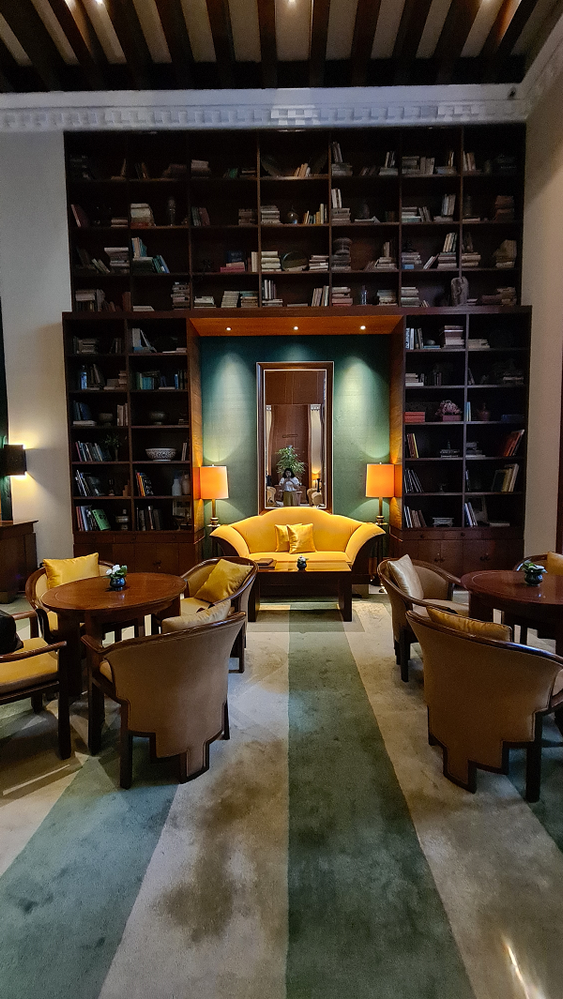 Caption : A photo of The Library in Majapahit Lounge. (Local Guide @Velvel)