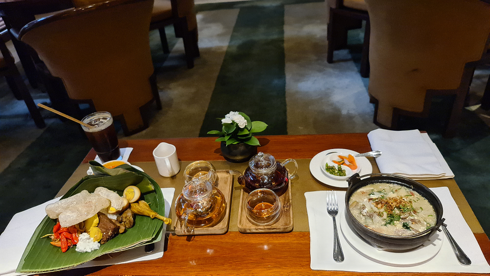 Caption : A photo of the foods and drinks that we tried in Majapahit Lounge. (Local Guide @Velvel)