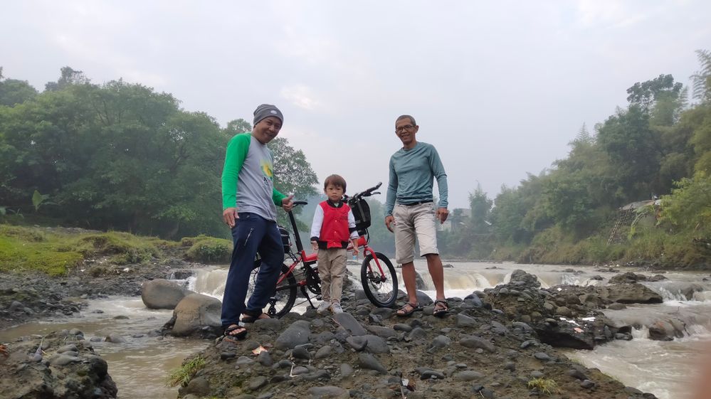 Kelompok kecil berfoto di tengah sungai Ciliwung. Foto oleh River Defender