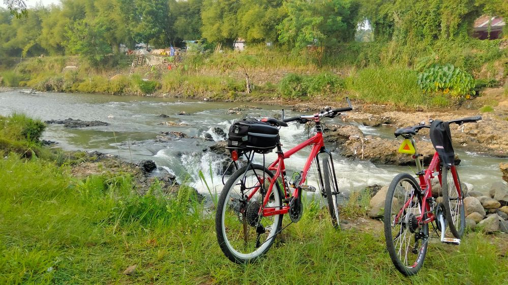 Dua sepeda istirahat sambil menatap sungai Ciliwung. Foto oleh River Defender
