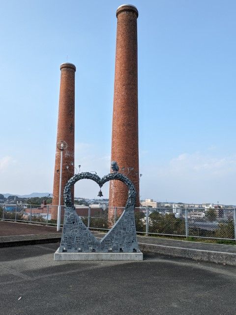 A chimney used in a coal mine and a heart-shaped love bell/炭鉱で使われていた煙突とハート型の愛の鐘