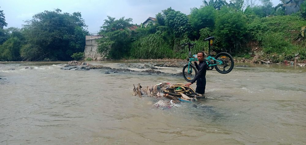 Menyeberangi sungai Ciliwung di Kota Bogor