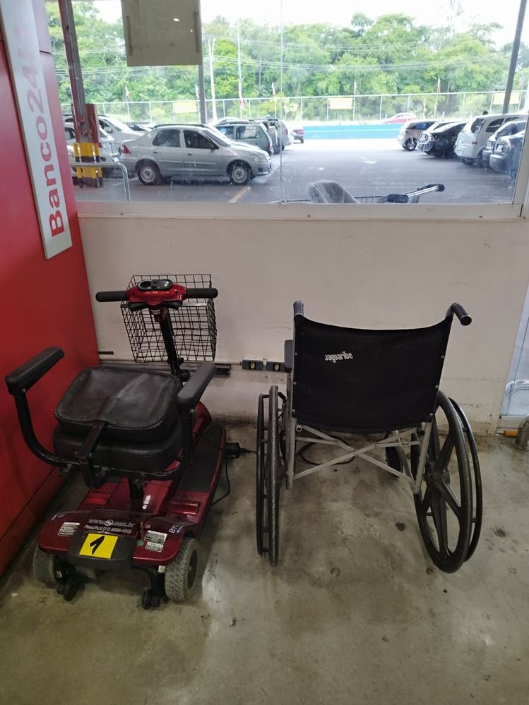 Cadeiras de rodas disponíveis em um supermercado.
