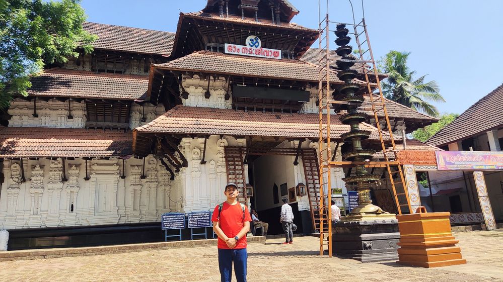 Me standing infront of the Vadakkumnathan Temple