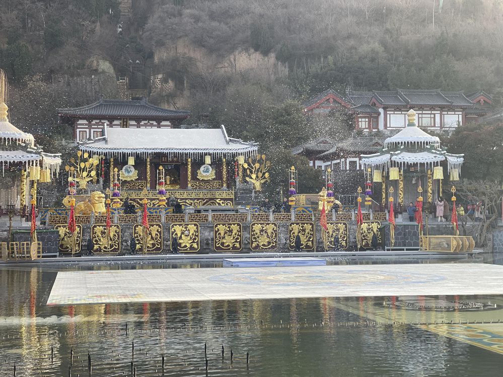 Caption: The Lotus Pool at Huaqing Palace, Xi'an City, Shaanxi Province, China (LG:@Mo-TravelleerX)