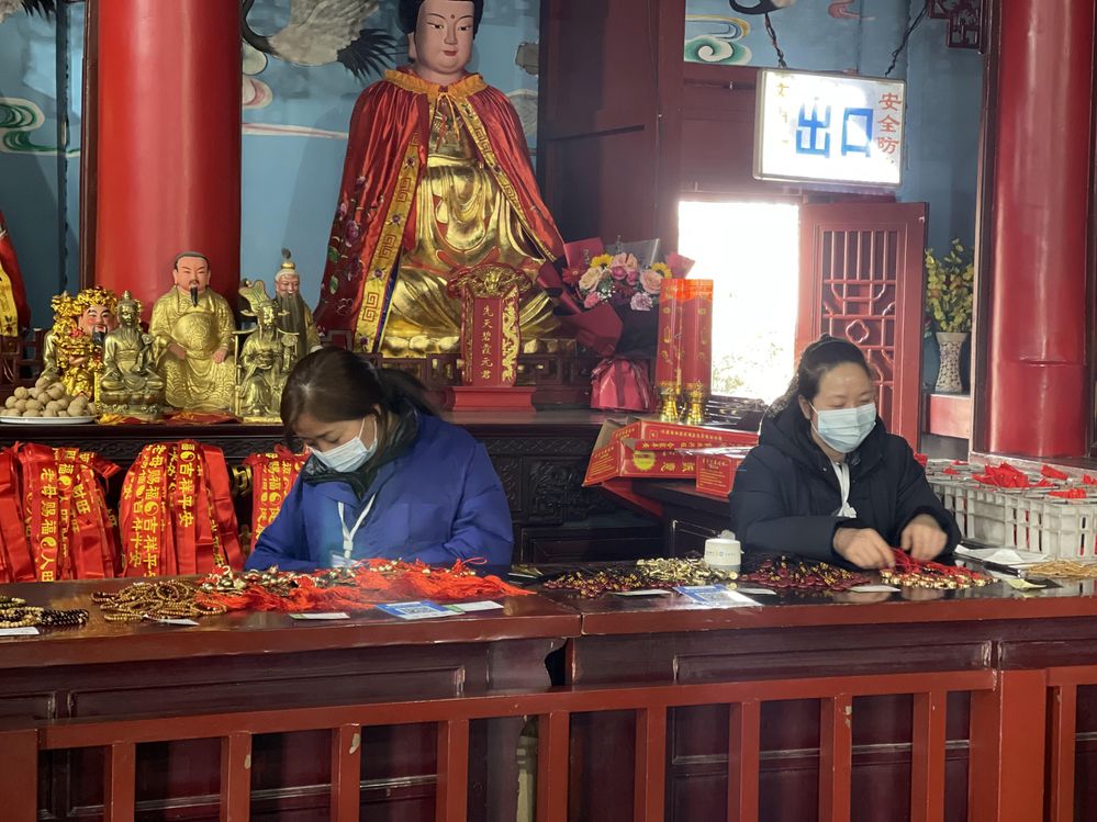 Caption: View inside temple at Huaqing Palace, Xi'an City, Shaanxi Province, China (LG:@Mo-TravelleerX)