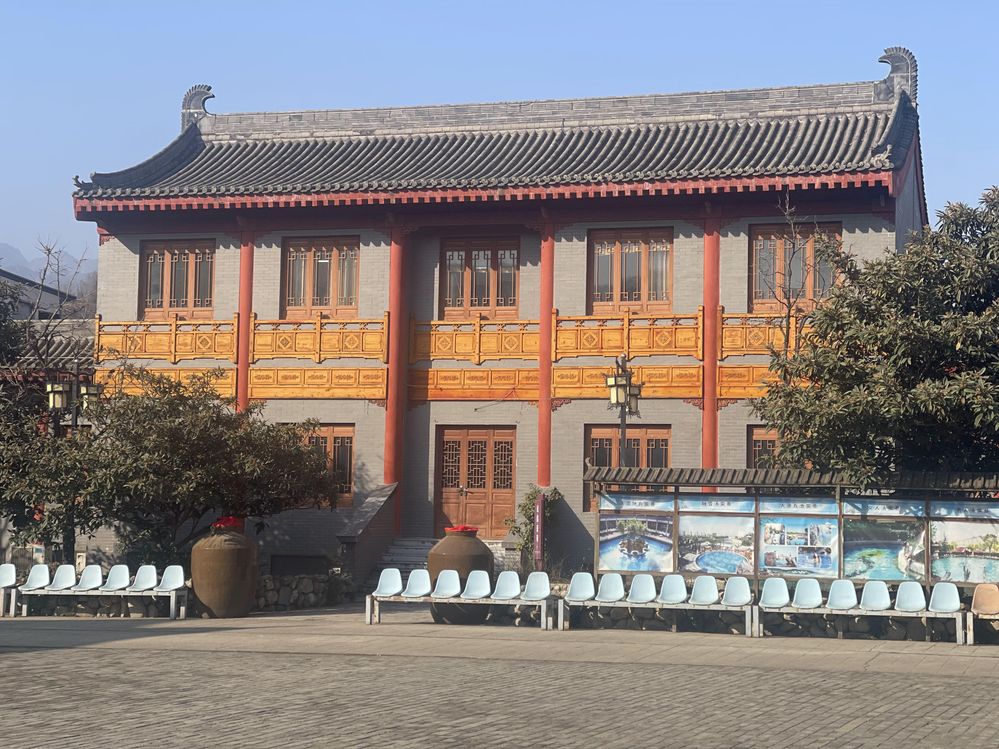 Caption: Exterior design outside Tangyu Hot Spring Bishui Bay, Xi'an, China (LG:@Mo-TravelleerX)
