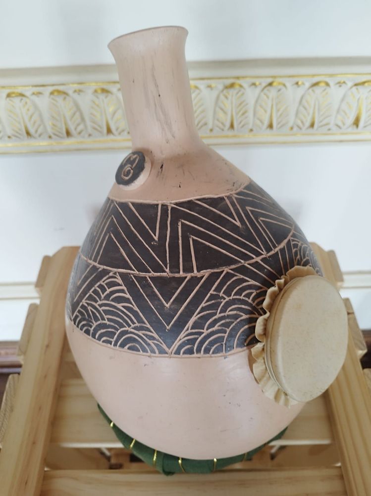 Instrumento musical feito de cerâmica para fazer batuque.