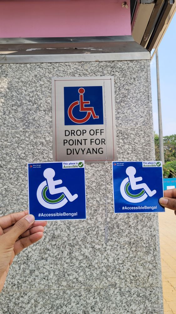 Indicator for Drop-off point for disabled persons in front of the Esplanade station